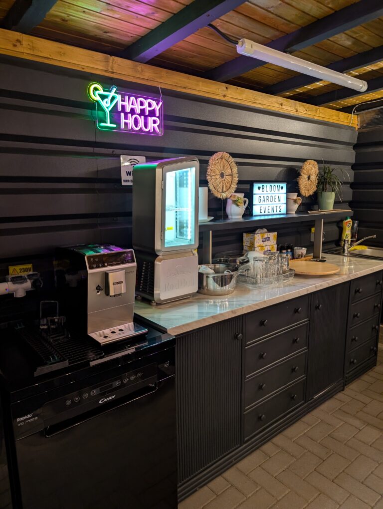 Bucătăria complet echipată, cu espressor, frigider și mașină de spălat vase