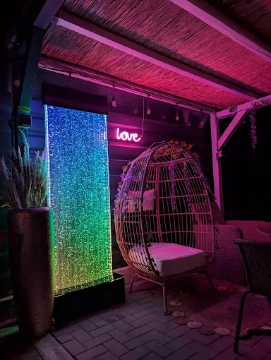 Cascada cu bule și lumini RGB, seara