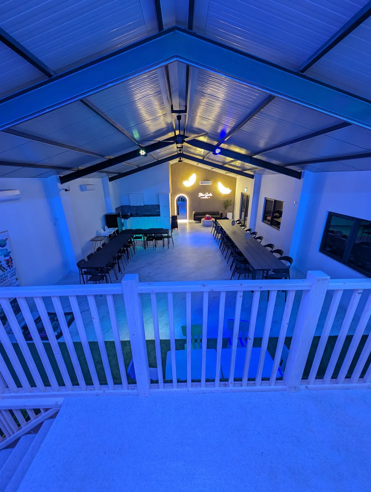 Sala mare cu mese festive