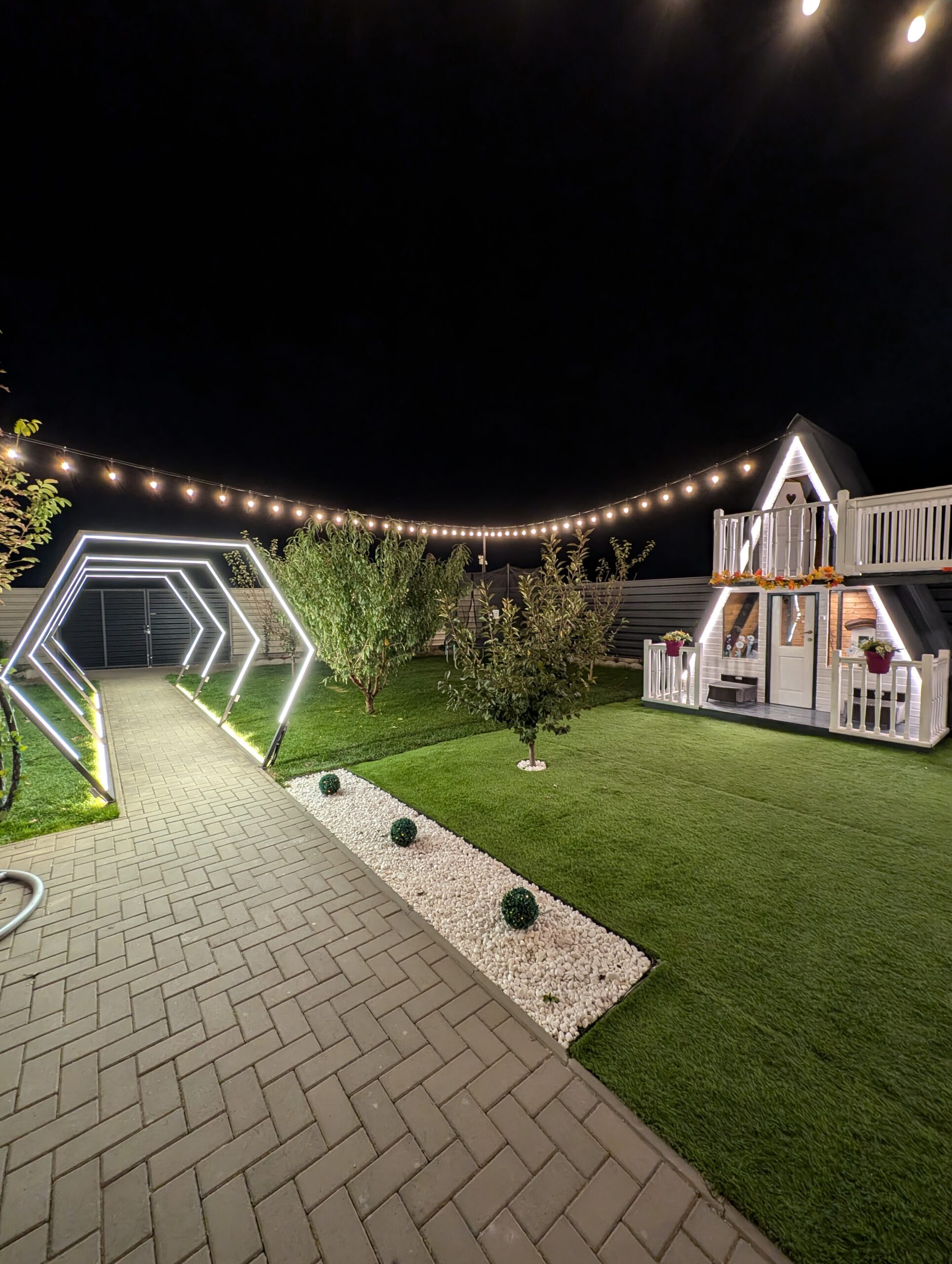 Locația seara, cu arcadele hexagonale LED luminate